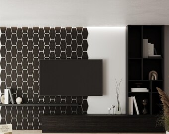 Puede incluir: Una unidad de televisión montada en la pared con una consola multimedia de madera oscura y una estantería alta. La pared detrás del televisor tiene un patrón de azulejos hexagonales marrón oscuro con juntas blancas, realzado por iluminación integrada.