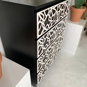 Paneles de tocador Malm con patrón abstracto, estilo minimalista, superposiciones de muebles de madera, decoración para malm kommode, hacks de ikea imagen 10