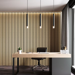 以下が含まれることがあります： 木製のデスクと黒いオフィスチェアがあるモダンなホームオフィス。デスクは黒い金属フレームと木製の天板。天井から3つの黒いペンダントライトが下がっている。デスクの後ろの壁は木製の羽目板でできている。