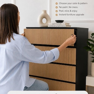 K&ouml;nnte beinhalten: Eine schwarze Kommode mit hellbraunen, vertikal gerippten Paneelen, die auf die Schubladenfronten aufgebracht werden. Der Text auf dem Bild lautet: Easy to Install. Already Ready. Choose your color & pattern. No paint. No mess. Peel, stick & enjoy. Instant furniture upgrade.