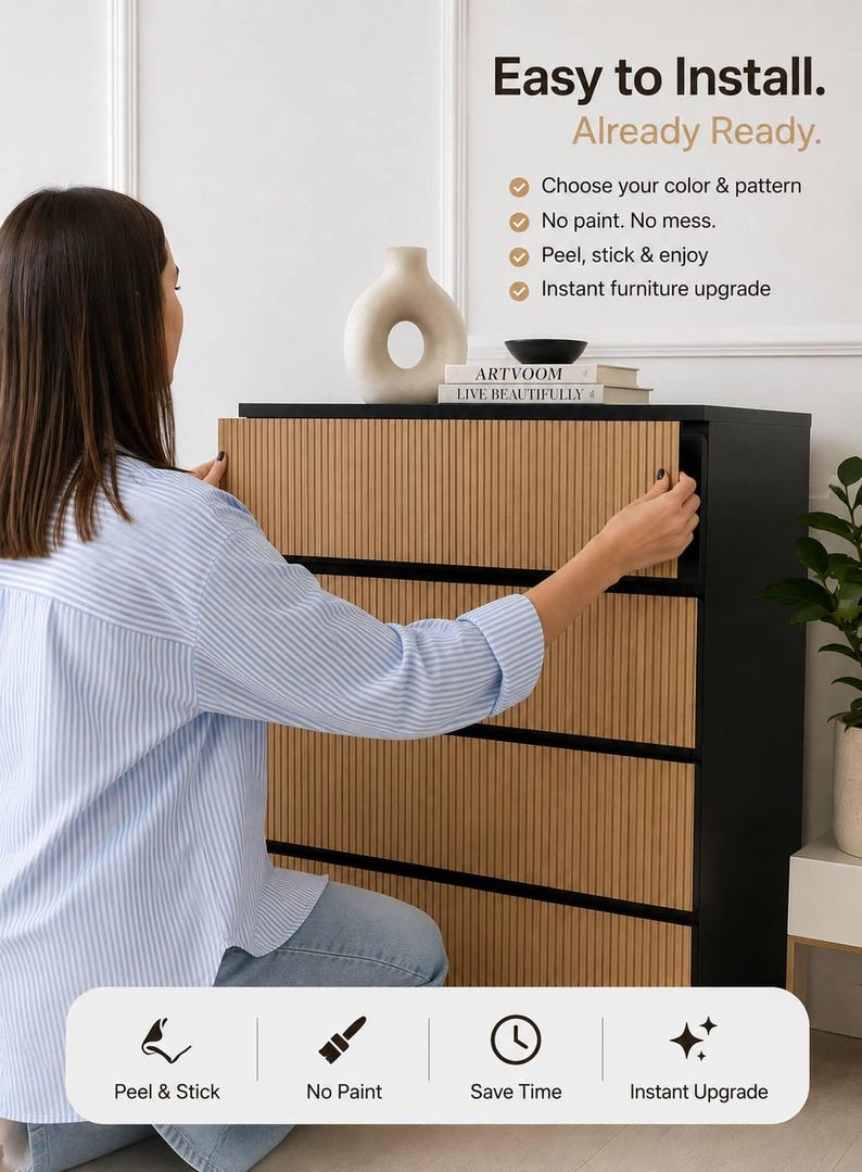 K&ouml;nnte beinhalten: Eine schwarze Kommode mit hellbraunen, vertikal gerippten Paneelen, die auf die Schubladenfronten aufgebracht werden. Der Text auf dem Bild lautet: Easy to Install. Already Ready. Choose your color & pattern. No paint. No mess. Peel, stick & enjoy. Instant furniture upgrade.