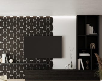 Puede incluir: Un televisor montado en la pared centrado sobre una pared de acento con azulejos hexagonales de color marrón oscuro. Debajo del televisor hay un mueble multimedia largo de madera oscura y un estante flotante. A la derecha, una estantería negra.