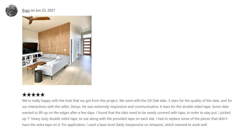 Puede incluir: Una sala de estar con un sof&aacute; seccional blanco, una mesa de caf&eacute; y una pared con paneles de madera. La pared est&aacute; pintada de un color marr&oacute;n claro y los paneles de madera son de un color marr&oacute;n m&aacute;s oscuro. El suelo es de madera clara. La habitaci&oacute;n est&aacute; bien iluminada y hay un ventilador de techo en la esquina de la habitaci&oacute;n.