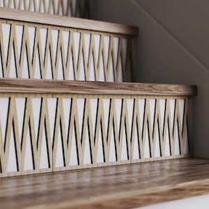 Może przedstawiać: Zbliżenie na drewniane schody z geometrycznym wzorem w kolorze białym i brązowym na stopniach. Wzór składa się z powtarzających się trójkątów.