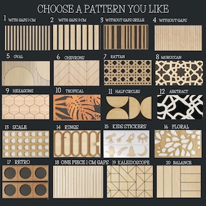 Op de afbeelding: Een raster van 20 genummerde houtpatroonmonsters met het label CHOOSE A PATTERN YOU LIKE. Ontwerpen omvatten verticale latten met openingen van 1cm of 3cm, roosters, chevrons, rotan, Marokkaans, zeshoeken, tropische bladeren, halve cirkels, abstract, schubben, ringen, kinderstickers, bloemen, retro en caleidoscoop.