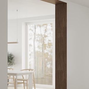 Puede incluir: Un sistema de paneles de pared con textura de madera marrón oscuro instalado como elemento decorativo vertical alrededor de una puerta. Los paneles presentan un patrón de veta lineal y están dispuestos en una cuadrícula rectangular apilada.