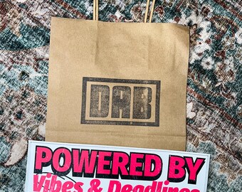 Pegatina o imán para parachoques "Powered by Vibes & Deadlines" (grande, 25 x 7,6 cm)