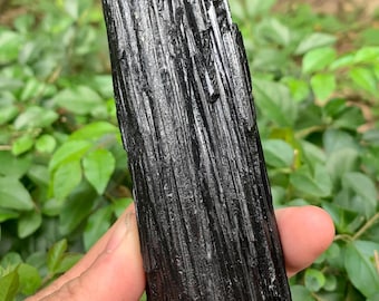 Muestra de turmalina negra natural de 406 g/roca de turmalina negra/turmalina cruda sin pulir/cuarzo cristal negro/meditación 185*44*26 mm