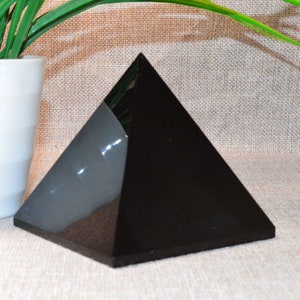 3.68*3.64*3.6inches defective Obsidian Pyramid,Energy Concentration,Meditation,Release Energy,Chakra Convergence,Crystal Pyramid,Muladhara