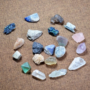 Beginners Crystal Kit, 20 pcs - Healing Crystal Sets/All Natural Chakra Crystal/Rough Tumbled Raw Stone/Random 20