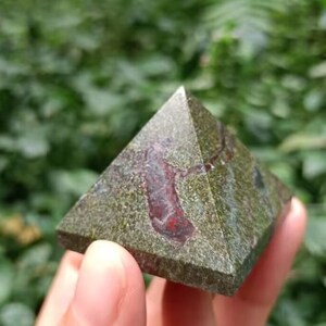 Natural Dragon Blood Stone pyramids/Strawberry Quartz Pyramids/Crystal pyramid/Rose Crystal Pyramid/Blood Stone Pyramid/Healing Energy/gift