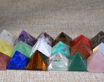 18 tipi di materiali cristallini: piramide, energia piramidale, chakra concentrato, meditazione spirituale, cristallo rosa, ametista, fluorite, lapislazzuli