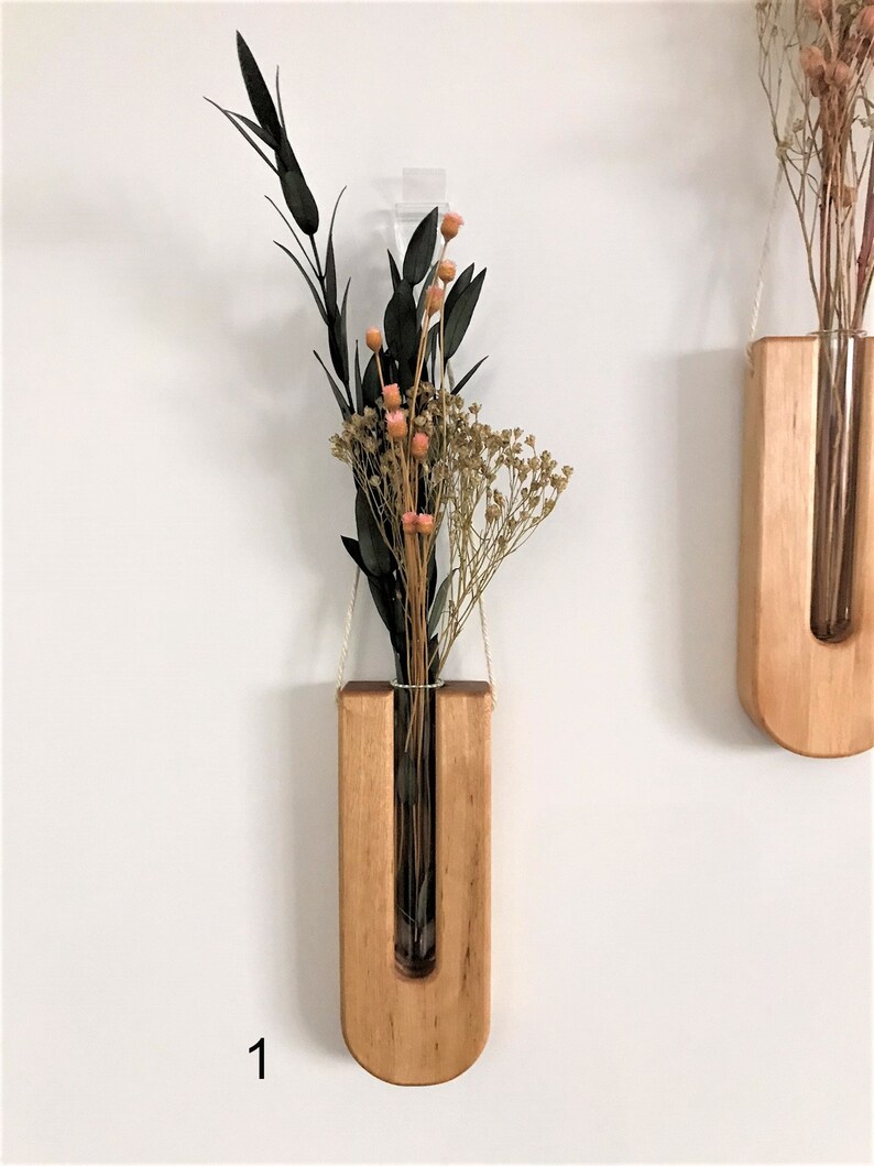 Riet In Een Vaas Tegen Een Zwarte Muur Met Gouden Tekeningen. Decor Van Gedroogde Bloemen En Kruiden Image193627220