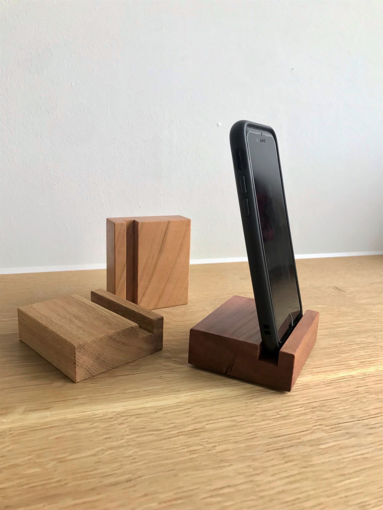 magnetischer Handy- und Tablethalter aus massivem Holz