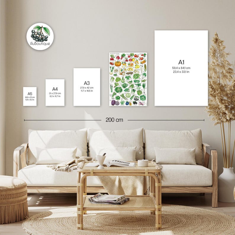 Wohnzimmeransicht mit fünf Postern in den Größen A5 bis A1. Ein Saisonkalender Poster mit Obst und Gemüse ist im A2 Format zu sehen. Die Poster sind mit genauen Maßangaben in Zentimetern versehen. Naturtöne und helle Möbel schaffen eine ruhige Atmosphäre. Die Illustration zeigt saisonale Lebensmittel im Aquarellstil. Ideal zur Größenorientierung vor dem Kauf. Dekorativ. Praktisch. Nachhaltig.