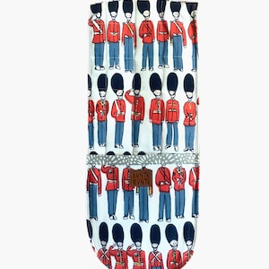 Queens Guard print Cath Kidston Guanti da forno in tessuto di cotone trapuntati, souvenir di Londra, fatti a mano