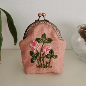 Bordado a mano hecho a mano cottagecore trébol rojo trifolium embrague monedero flor bordado cartera pastel polvo rosa boda suave-chica