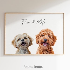 Może przedstawiać: Oprawiony portret przedstawiający dwa psy, jeden jasnobeżowy i jeden czerwonobrązowy, z napisem "Finn & Milo" u góry. Psy uśmiechają się. Na dole ramy znajduje się napis "keepsakekrate."