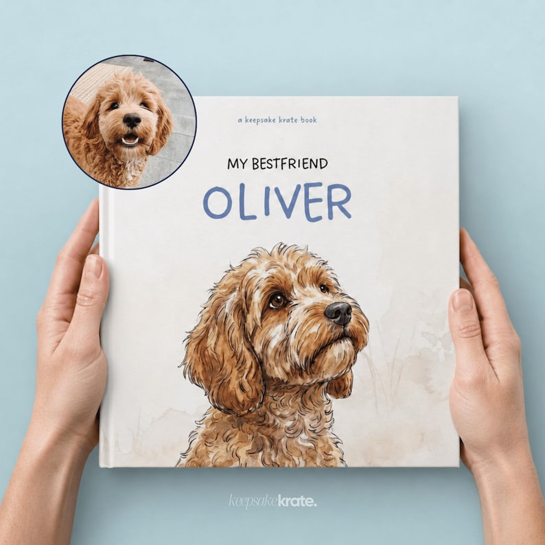 Może przedstawiać: Kwadratowa książka w twardej oprawie zatytułowana My Bestfriend Oliver z akwarelową ilustracją złotobrązowego psa rasy doodle na okładce. Okrągła wstawka przedstawia zdjęcie tego samego psa. Powyżej wydrukowano tekst a keepsake krate book.