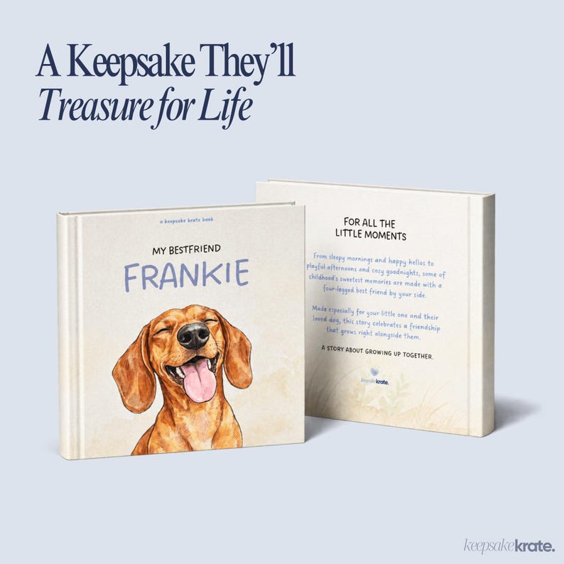 Może przedstawiać: Dwie książki w twardej oprawie o kremowym kolorze. Na przedniej okładce znajduje się akwarelowa ilustracja brązowego psa z napisem My Bestfriend Frankie. Tylna okładka zawiera tekst For All The Little Moments oraz streszczenie opowieści.