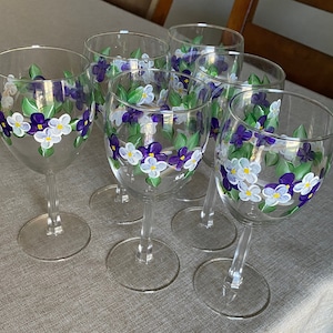 Juego de 6 copas de vino con flores de pensamientos azules, violetas y blancos pintadas a mano, 9 oz