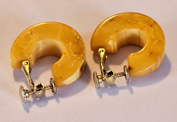 Vintage Marbled Butterscotch Bakelite Hoopclip/screw Back Earrings