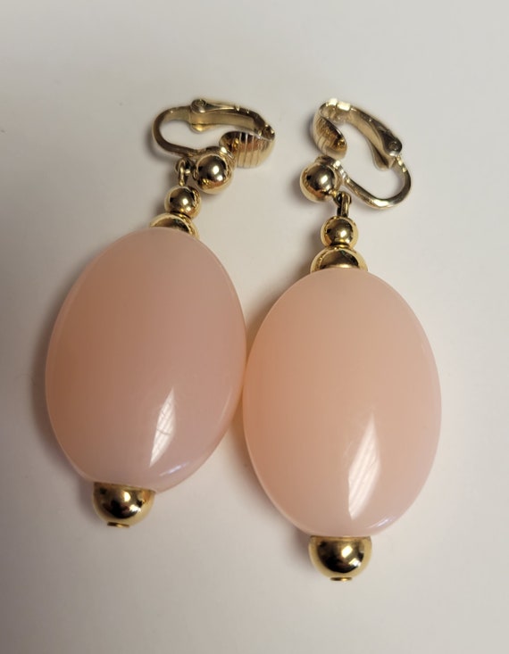Vintage Trifari pink plastic drop clip earrings - image 4