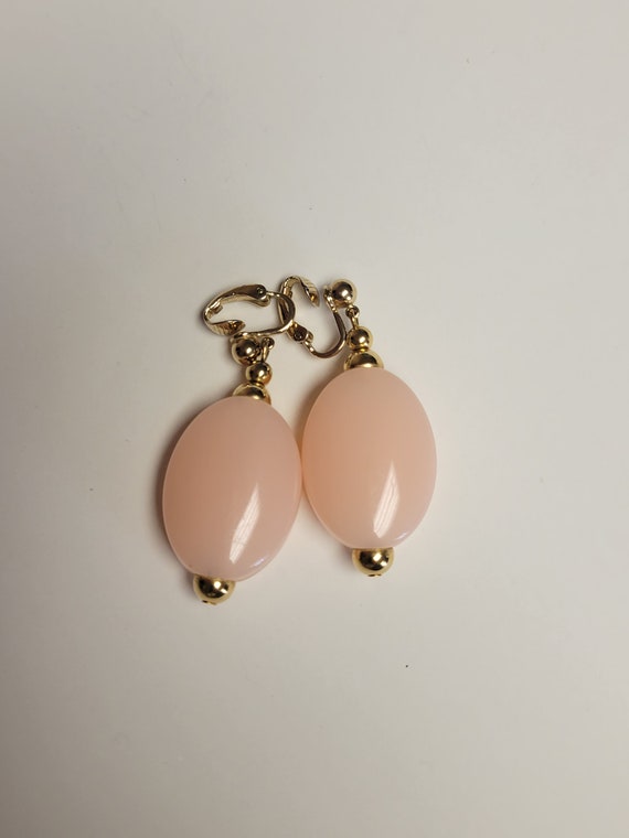 Vintage Trifari pink plastic drop clip earrings - image 3