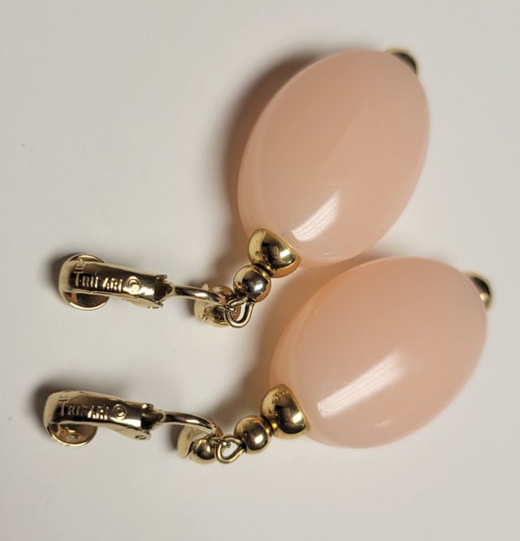 Vintage Trifari pink plastic drop clip earrings - image 5