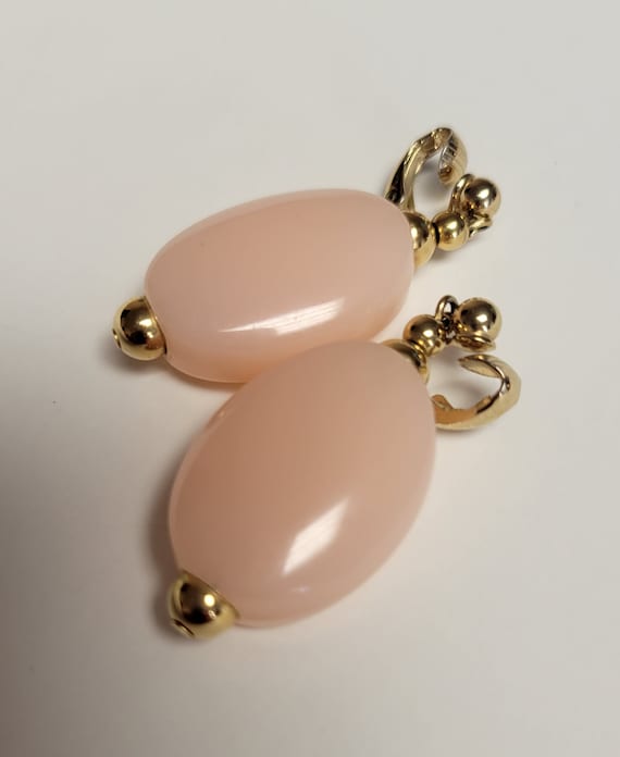 Vintage Trifari pink plastic drop clip earrings - image 10