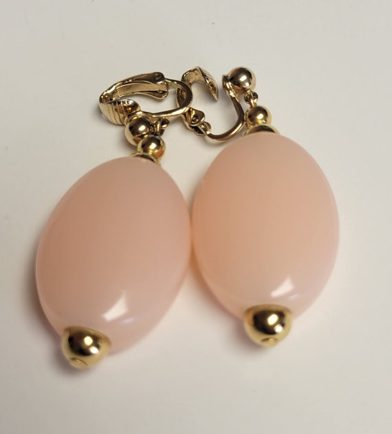 Vintage Trifari pink plastic drop clip earrings - image 2