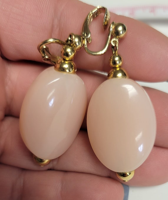 Vintage Trifari pink plastic drop clip earrings - image 6