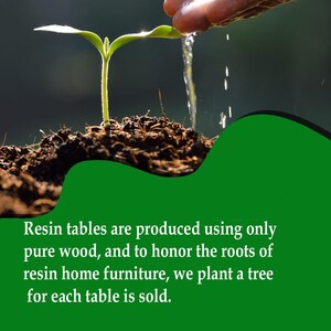 Op de afbeelding: Afbeelding ter promotie van harstafels. De tekst luidt: "We planten een boom voor elke verkochte tafel." Een kleine plant wordt bewaterd. De tekst gaat verder: "Hars tafels worden alleen geproduceerd met puur hout, en om de wortels van harsmeubelen te eren, planten we een boom voor elke verkochte tafel."