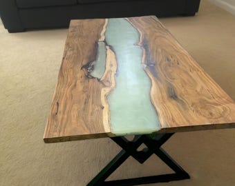 Mesa de centro de resina epoxi con borde natural hecha a mano: Mesa de río de resina personalizada