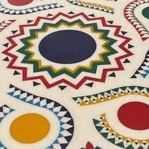 Puede incluir: Un fondo blanco con un patr&oacute;n geom&eacute;trico colorido. El patr&oacute;n incluye c&iacute;rculos, estrellas y espirales en tonos de rojo, azul, verde, amarillo y blanco.