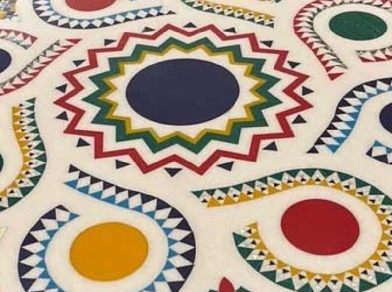 Puede incluir: Un fondo blanco con un patr&oacute;n geom&eacute;trico colorido. El patr&oacute;n incluye c&iacute;rculos, estrellas y espirales en tonos de rojo, azul, verde, amarillo y blanco.