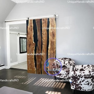 Schwarze Epoxidharz Holztür: Handgemachte Holzwandkunst