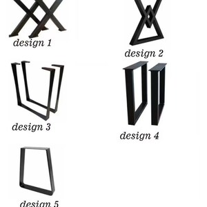 Op de afbeelding: Vijf verschillende ontwerpen voor zwarte metalen tafelpoten worden getoond tegen een witte achtergrond. Design 1 is een X-vormige basis. Design 2 is een V-vormige basis met een ruit in het midden. Designs 3, 4 en 5 zijn rechthoekig en trapeziumvormig.