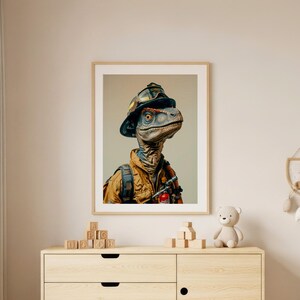 Può includere: Stampa artistica incorniciata raffigurante un dinosauro in uniforme da pompiere. Il dinosauro ha un volto dettagliato e indossa un elmetto, una giacca e uno zaino. L'opera d'arte è esposta su una parete colorata sopra un comò in legno.