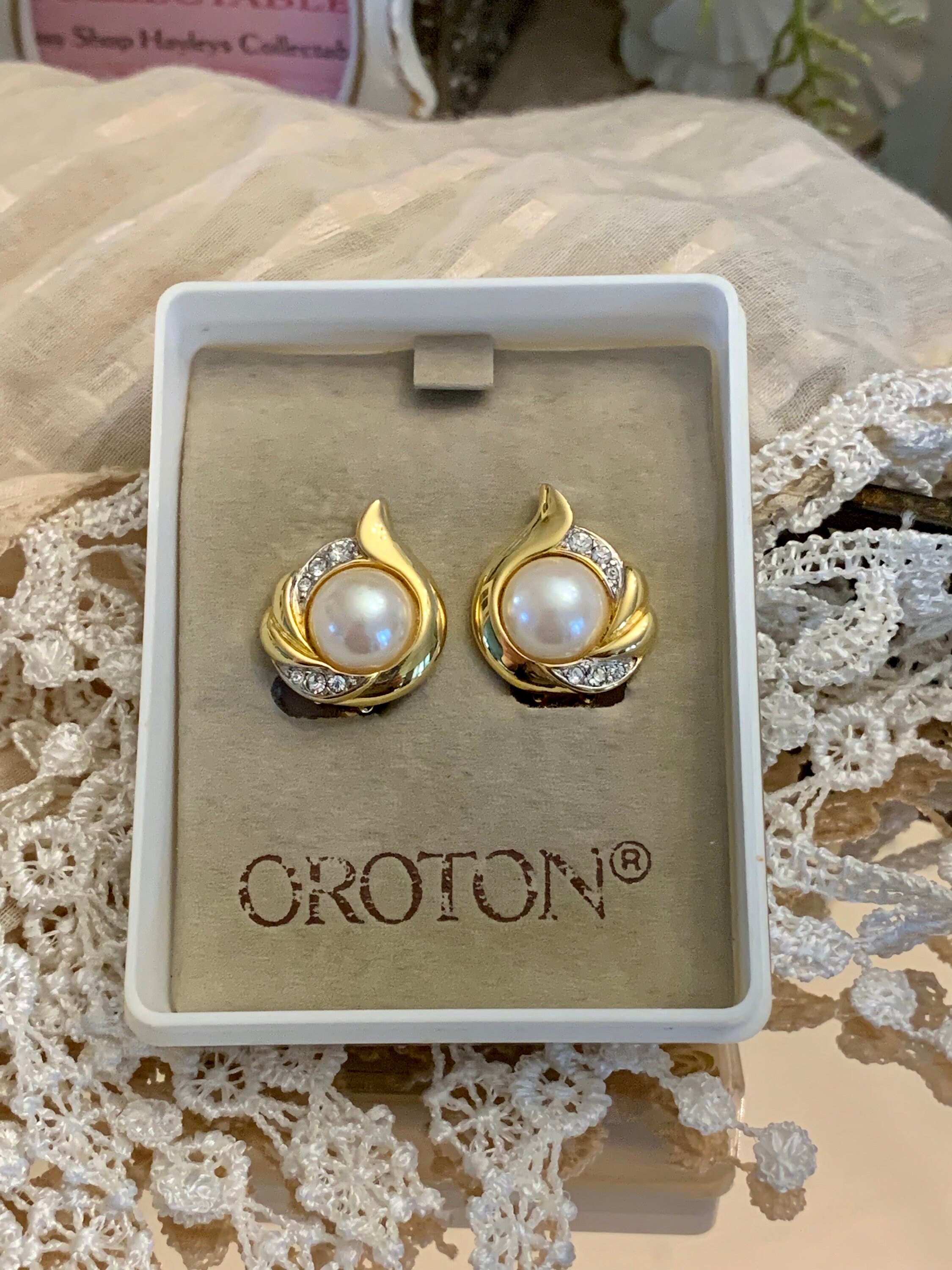 Oroton pearl earrings deals