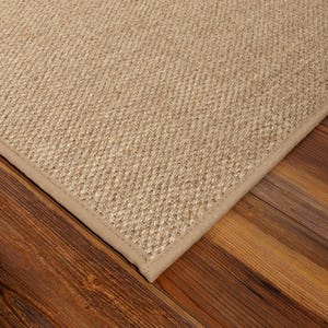 Peut inclure: Un tapis rectangulaire compos&eacute; d'un tissage serr&eacute; en fibres naturelles de couleur beige, pr&eacute;sentant une texture uniforme. Le tapis est bord&eacute; d'une finition en tissu assorti qui longe le bord droit et net de l'ensemble de la pi&egrave;ce.