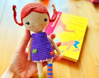 Poupée fille avec cheveux tressés et chaussettes dépareillées Crochet PATTERN , Crochet Doll Pattern , Amigurumi Doll Pattern , PDF en anglais