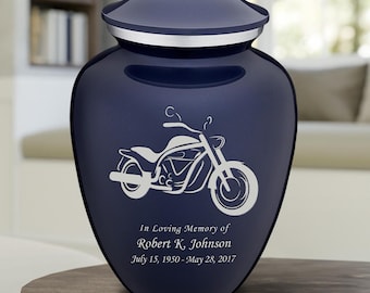 Könnte beinhalten: Marineblaue Urne mit Motorrad-Grafik und dem Text "In Loving Memory of Robert K. Johnson July 15, 1950 - May 28, 2017." Die Urne hat einen passenden Deckel mit silbernem Band.