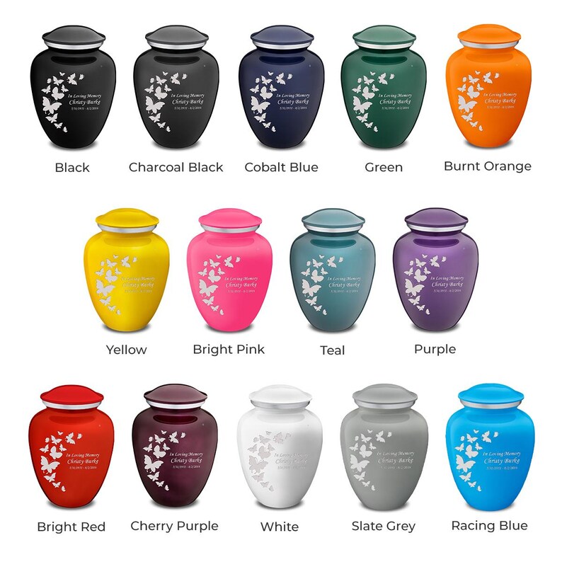 Puede incluir: Un conjunto de 12 urnas de cremaci&oacute;n en varios colores, cada una con un dise&ntilde;o de mariposa y el texto "In Loving Memory" y "Cherish Every Moment".