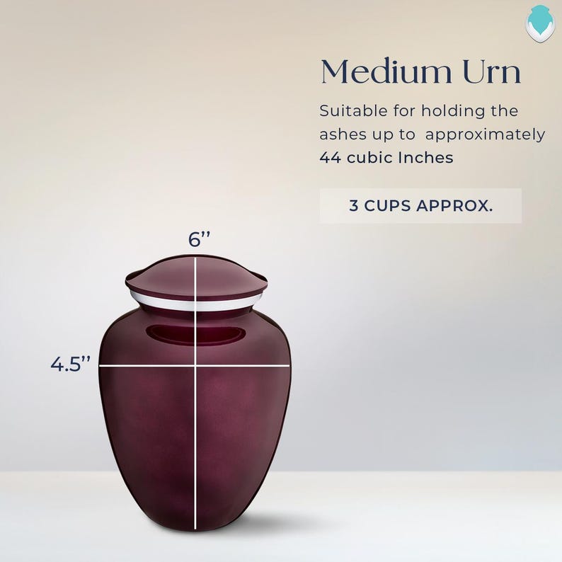 Puede incluir: Una urna de tama&ntilde;o mediano hecha de metal pulido de color morado oscuro. Mide 15,24 cm de alto y 11,43 cm de ancho. La urna es adecuada para contener hasta 722,5 cm&sup3; de cenizas, lo que equivale a aproximadamente 3 tazas.