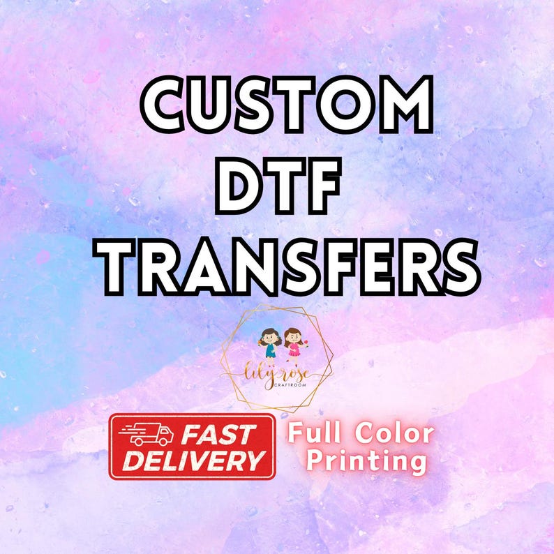 Op de afbeelding: Custom DTF-transfers met snelle levering en full colour print. De afbeelding toont een roze en paarse aquarel achtergrond met de tekst "CUSTOM DTF TRANSFERS" in wit. Er is een rood vrachtwagenpictogram met de tekst "FAST DELIVERY" en de tekst "Full Color Printing" in zwart.