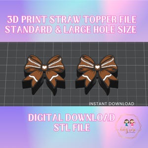 Könnte beinhalten: Zwei 3D-gedruckte braune und weiße Fußball-Strohhalm-Topper mit einem Herz in der Mitte. Die Topper sind für Standard- und große Lochgrößen konzipiert. Der Bildtext lautet "3D Print Straw Topper File Standard & Large Hole Size Instant Download Digital Download STL File"