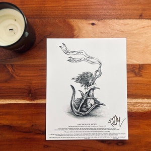 Puede incluir: Un dibujo en blanco y negro de una mujer sosteniendo un ancla con la palabra "Hope" escrita en pancartas a su alrededor. El texto debajo del dibujo dice "Anchor of Hope" e incluye un versículo bíblico. El dibujo está firmado "R. Ray".