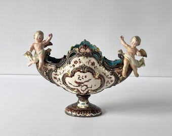 Gran macetero de mayólica Art Nouveau. B.U. besetzlich Geschützt Jugendstil. Maceta exterior Art Déco. Gema de maceta con ángeles. Austria o Alemania