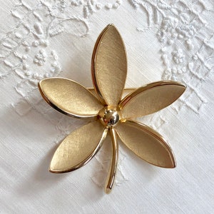 Vintage Trifari Gold Tone Flower Brooch Pin Vintage Crown Trifari Brooch Vintage Flower Brooch Retro Brooch Mother&#39;s Day Gift Flower Lover